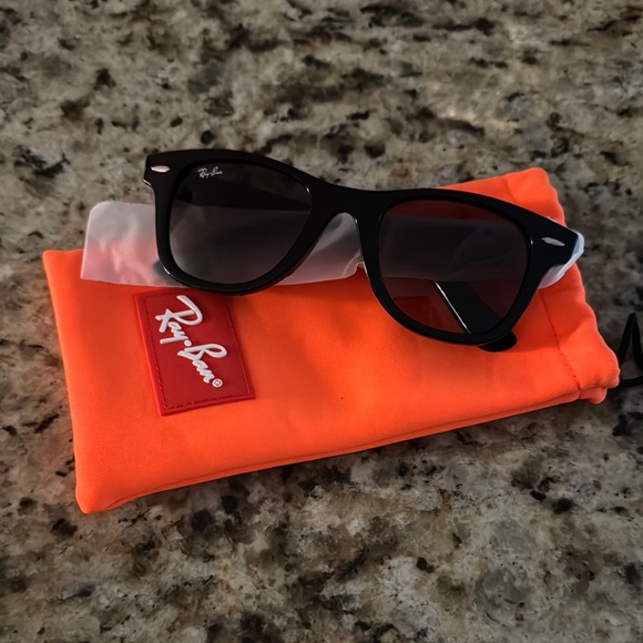 Ray-Ban Black youth junior wayfarer Sunglasses with Orange Case - brand new - Picture 1 of 4